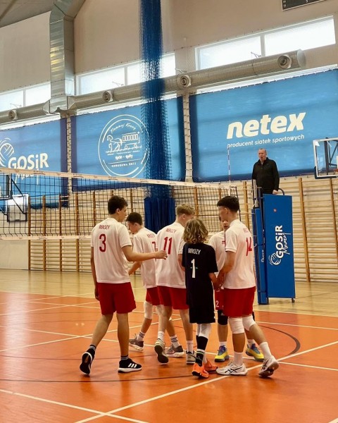 Srebrny medal chłopc&oacute;w ze SP w Mrozach w powiatowej siatk&oacute;wce 
